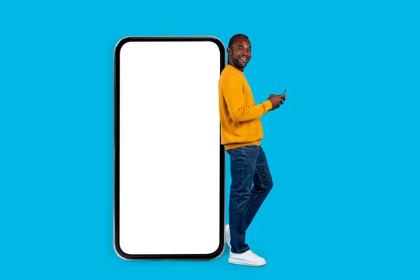 Stilvoller Cooler Erwachsener Schwarzer Mann Lässiger Pose Mit Riesigem Smartphone — Stockfoto