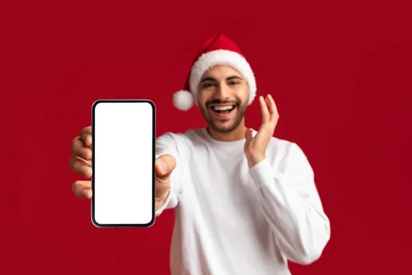 Increíble Oferta Emocionado Hombre Árabe Usando Santa Sombrero Mostrando Smartphone — Foto de Stock