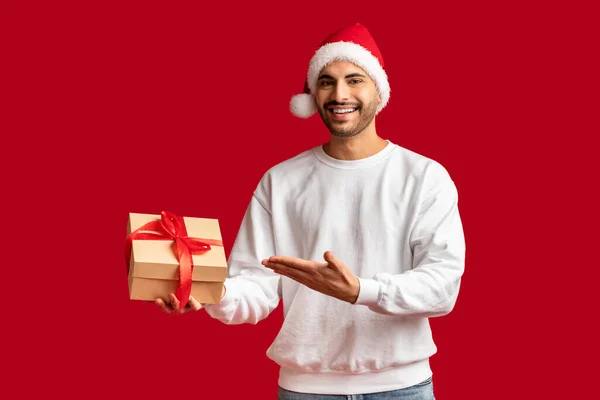 Oferta Navidad Hombre Árabe Guapo Santa Sombrero Señalando Caja Regalo —  Fotos de Stock