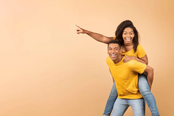 Överlycklig Afrikansk Amerikansk Par Har Roligt Dam Gris Backa Kille — Stockfoto