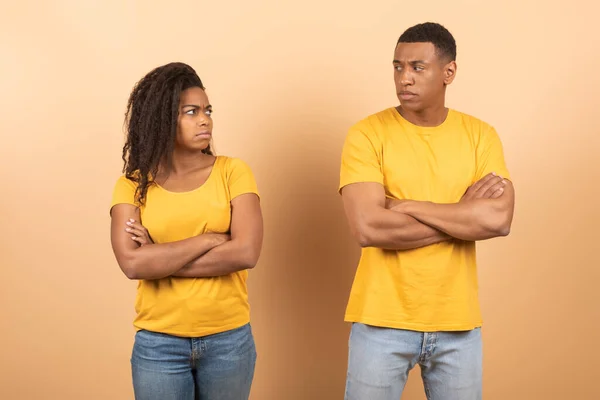 African American Young Couple Standing Separate Crossing Hands Peach Studio — Stock Photo, Image