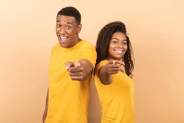 Och Vad Det Med Dig Positivt Afrikanskt Amerikanskt Par Pekar — Stockfoto