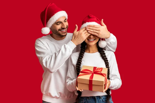 Хмарочос Щаслива Арабська Людина Покриває Очі Дівчаток Дарує Подарунки Скриньки — стокове фото