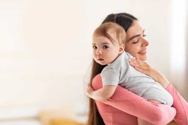 Joven Mamá Sosteniendo Abrazando Adorable Bebé Disfrutando Maternidad Cuidado Infantil —  Fotos de Stock