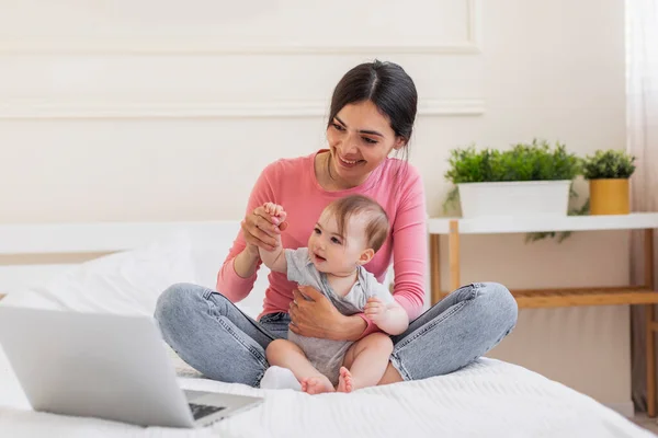 Mutlu Genç Anne Bebek Evde Dizüstü Bilgisayar Kullanıyor Ailesiyle Görüntülü — Stok fotoğraf