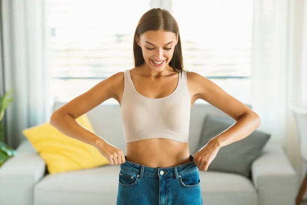 Glückliche Schlanke Frau Übergroßen Jeans Nach Großer Gewichtsabnahme Vergleich Größe — Stockfoto