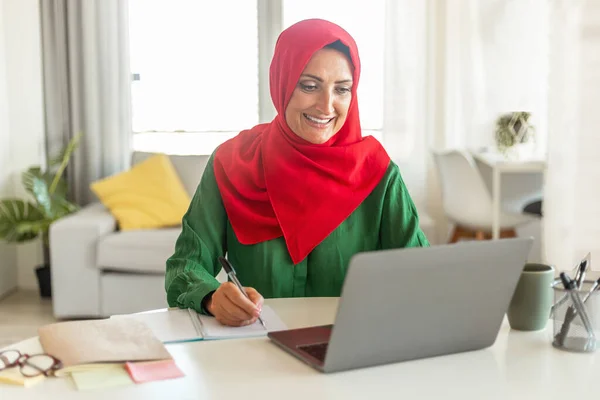 Mutlu Olgun Müslüman Kadını Dizüstü Bilgisayarla Oturup Evde Çalışırken Alıyor — Stok fotoğraf
