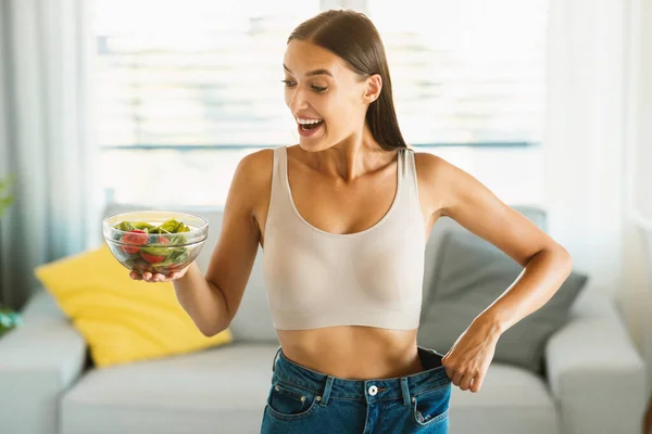 Dieta Bem Sucedida Perda Peso Senhora Magro Animado Segurando Tigela — Fotografia de Stock