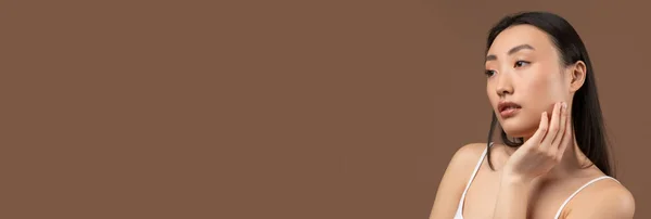 Schoonheidsreclame Aantrekkelijke Aziatische Vrouw Met Gladde Huid Poseren Bruine Achtergrond — Stockfoto