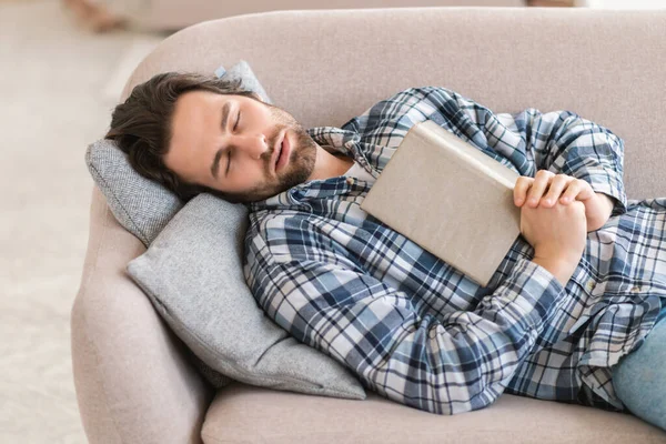 Uomo Europeo Millenario Stanco Abiti Domestici Con Stubble Dorme Con — Foto Stock