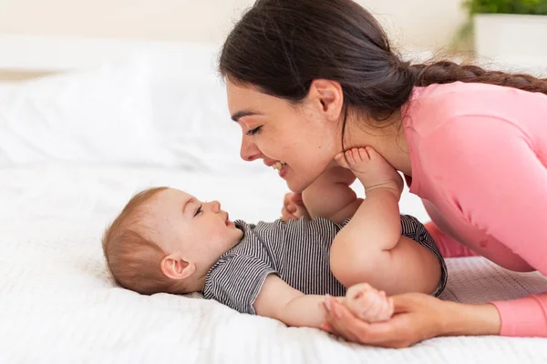 Moeder Kind Familieconcept Liefdevolle Jonge Moeder Ligt Bed Met Haar — Stockfoto