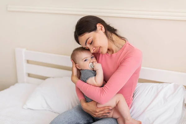 Sevgi Dolu Anne Portresi Bebek Kızıyla Yatakta Dinleniyor Kız Çocuğunu — Stok fotoğraf