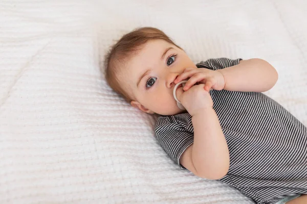 Concepto Cuidado Infantil Lindo Bebé Acostado Cama Casa Adorable Niña —  Fotos de Stock