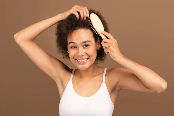 Happy Young African American Curly Woman White Top Combing Hairbrush — Stok Foto