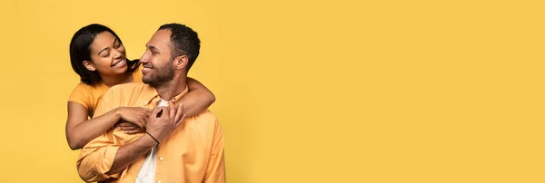 Sarı Arka Planda Kucaklaşan Romantik Siyah Çiftli Uzun Yatay Pankart — Stok fotoğraf
