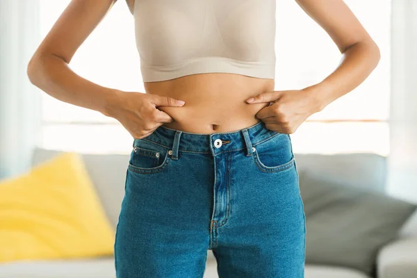 Jovem Mulher Jeans Top Branco Apertando Sua Gordura Barriga Planejando — Fotografia de Stock