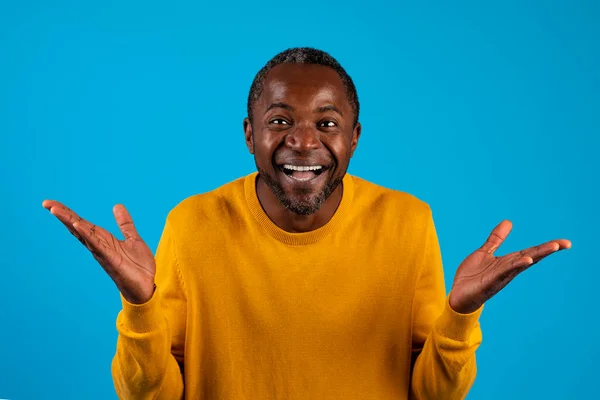 Verrast Afrikaans Amerikaanse Man Van Middelbare Leeftijd Geel Gebaar Lachen — Stockfoto