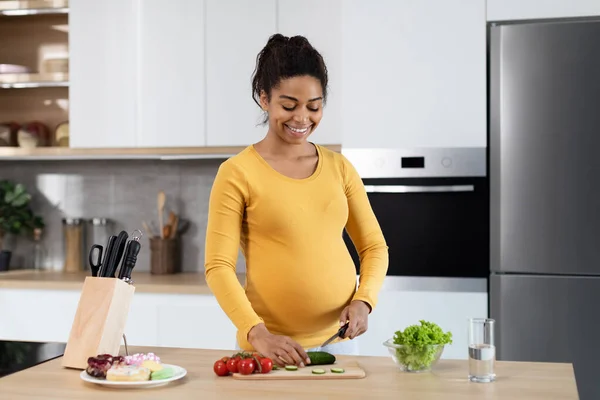 Feliz Joven Mujer Embarazada Negro Con Grandes Cortes Vientre Verduras — Foto de Stock