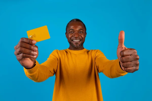 Vrolijke Middelbare Leeftijd Zwarte Man Het Geel Met Gele Bank — Stockfoto