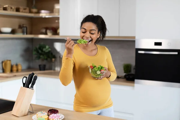 Glimlachende Jonge Zwarte Zwangere Vrouw Met Dikke Buik Eet Salade — Stockfoto