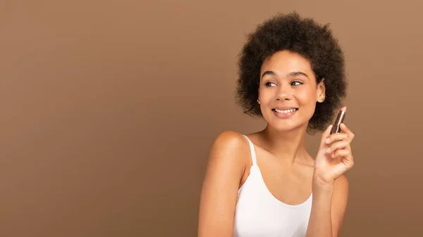 Feliz Millennial Africana Americana Rizado Dama Parte Superior Mantenga Lápiz —  Fotos de Stock
