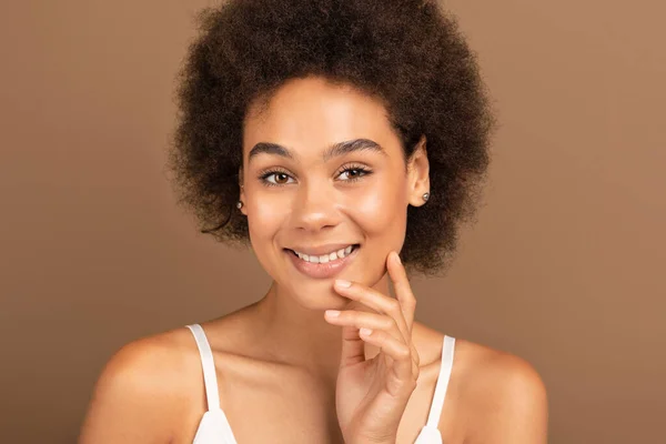 Joyeux Millénium Afro Américain Bouclé Femelle Haut Blanc Regardant Caméra — Photo