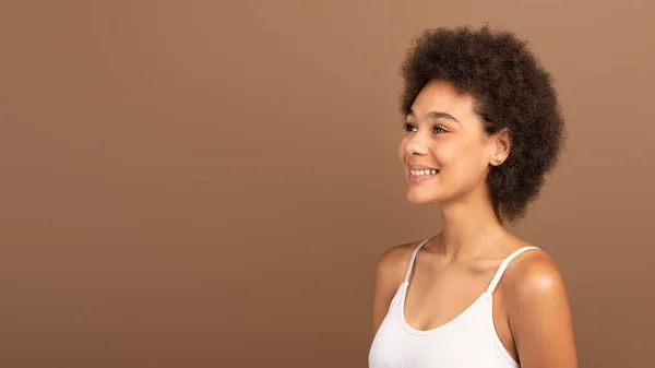 Glad Millennial Afroamericano Rizado Femenino Parte Superior Blanca Con Piel — Foto de Stock