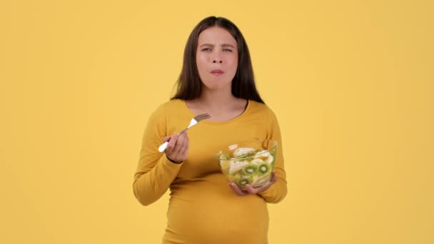 Hälsosamt Mellanmål För Gravida Ung Positiv Gravid Dam Äter Fruktsallad — Stockvideo