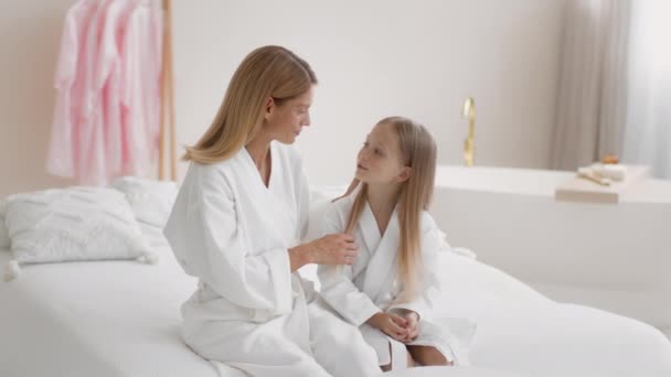 Ligação Mãe Filha Menina Feliz Conversando Com Sua Mamãe Manhã — Vídeo de Stock