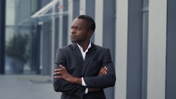 Empresário Americano Africano Meia Idade Confiante Com Braços Dobrados Posando — Vídeo de Stock