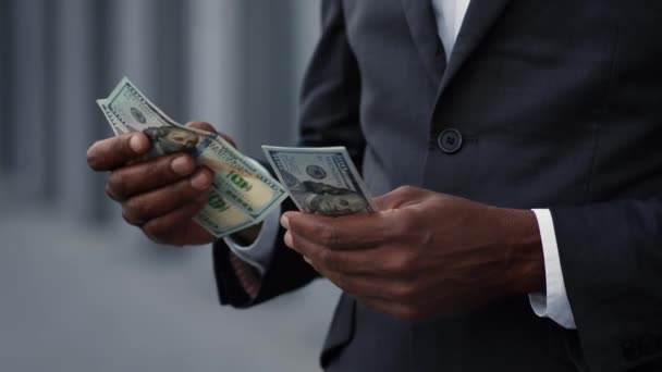 지폐를 계산하는 양복을 수없는 아프리카 미국인 사업가 야외에 움직임 — 비디오