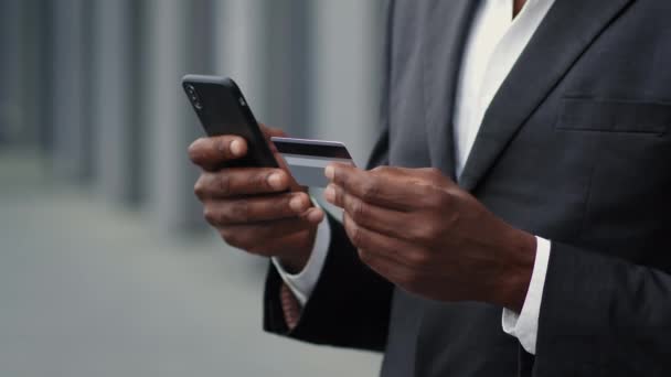 Pojetí Mobilního Bankovnictví Close Venkovní Záběr Nerozpoznatelný Africký Americký Podnikatel — Stock video