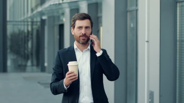 Empresário Meia Idade Confiante Falando Telefone Com Colegas Andando Com — Vídeo de Stock