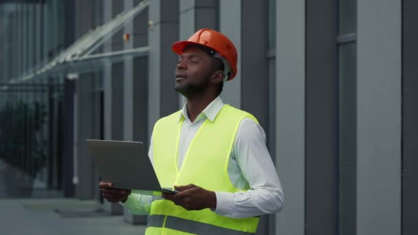 Nieuwbouw Inspectie Blij Professionele Middelbare Leeftijd Afrikaanse Amerikaanse Man Architect — Stockvideo