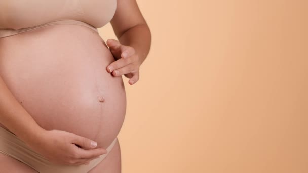 Pielęgnacja Skóry Czasie Ciąży Close Shot Nierozpoznawalnej Kobiety Ciąży Tarcie — Wideo stockowe