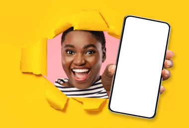 Vay canına, harika bir teklif. Heyecanlı genç, tombul, siyah bir bayan elinde beyaz ekranlı, yırtık sarı kağıt delikten telefonu gösteren akıllı bir telefon tutuyor. Boş kopya alanı, kolajı, modeliName