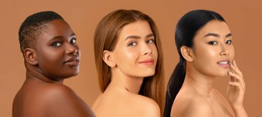 Üç tane aşırı kilolu ve formda seksi kadın kameraya omuzlarının üzerinden gülümseyip bej arka plan, kolaj ve panorama üzerinde izole edilmiş yumuşak ipek tenin tadını çıkarıyorlar. Kadınlık kavramı