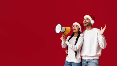 Kırmızı zemin üzerinde hoparlörle Xmas anonsları yapan Noel Baba Şapkalı Arap çift, Megafonla bağıran Orta Doğulu erkek ve kadın, sezonluk satışlarla ilgili haberleri paylaşan,