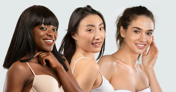 Догляд Шкірою Обличчя Молоді Багаторасові Жінки Позують Нижній Білизні Торкаючись — стокове фото