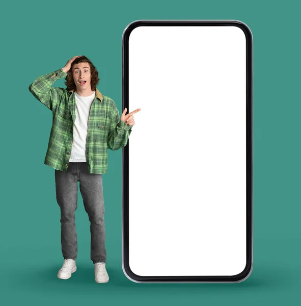 Szokująca Propozycja Zaskoczony Hipster Guy Wskazując Big Blank Smartphone Białym — Zdjęcie stockowe