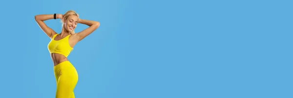 Красивая Атлетическая Женщина Стильной Спортивной Одежде Синем Фоне Широкое Горизонтальное — стоковое фото