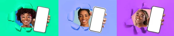 Trzy Uśmiechnięte Stylowe Ładne Młode Czarne Panie Pokazujące Nowoczesne Smartfony — Zdjęcie stockowe