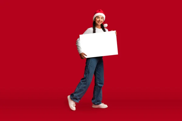 Holiday Offer Cheerful Arab Woman Santa Hat Walking Blank White — Stock Photo, Image