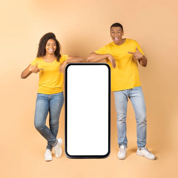 Крута Мобільна Пропозиція Щасливі Чорні Подружжя Вказують Великий Мобільний Телефон — стокове фото