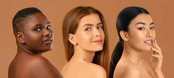 Tres Señoras Sexuales Multiculturales Con Sobrepeso Bien Encajadas Sonriendo Cámara —  Fotos de Stock