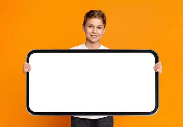 Uśmiechnięty Nastolatek Chłopiec Trzymający Duży Pusty Smartfon Białym Ekranem Wesoły — Zdjęcie stockowe
