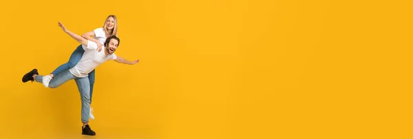 Божевільна Пропозиція Весела Молода Пара Розважається Жовтому Тлі Широкий Горизонтальний — стокове фото