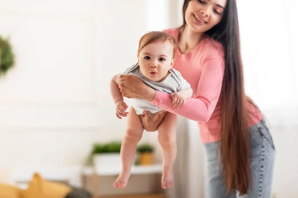 어머니가 귀여운 아기를 가지고 귀여운 아기를 날아다니는 것처럼 귀엽고 스러운 — 스톡 사진