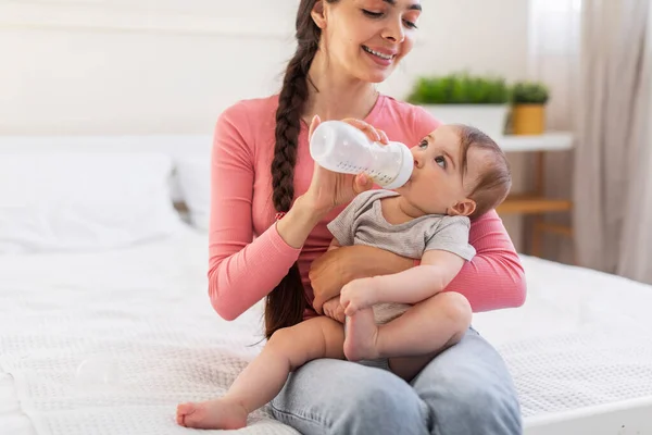 Babypflege Liebevolle Mutter Die Ihrer Kleinen Tochter Eine Flasche Mit — Stockfoto