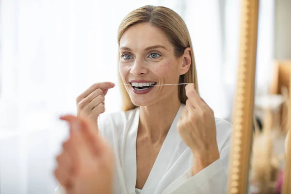 Kebersihan Mulut Wanita Dewasa Yang Bahagia Menggosok Gigi Dengan Benang — Stok Foto